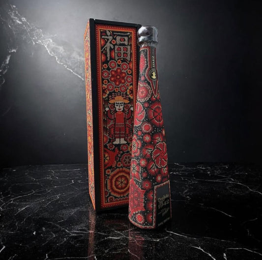Don Julio 1942 con Arte Huichol – Edición de Lujo con Caja en Arte Huichol
